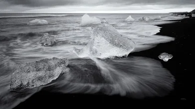 Long exposure of icebergs at sunrise, soft colors and a calm atmosphere