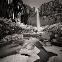 Fotokunst von Dennis Wehrmann: ruhiger Wasserfall in schneebedeckter Landschaft