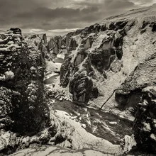 Fotokunst von Dennis Wehrmann: ruhiger Skalarheidi Canyon mit Schnee und Fjord