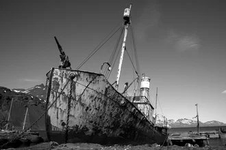 Walfänger: historisches Schiff mit Harpune vor kaltem Hintergrund