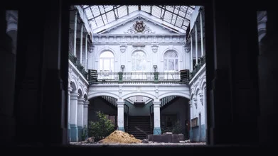 Fotokunst von Sascha Faber: Ein verlassener Raum mit nostalgischem Flair