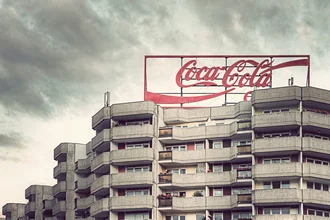 Coca-Cola Leuchtreklame in Berlin-Mitte, fröhliche Neonfarben und urbaner Flair