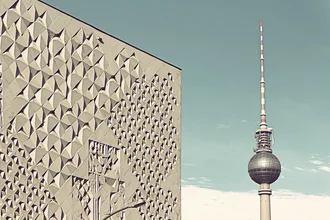 Fotokunst von Michael Belhadi: Kino International mit dem Fernsehturm im Hintergrund.