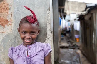 Fotokunst von Miro May: lächelndes Mädchen mit Einhornfrisur in Nairobi