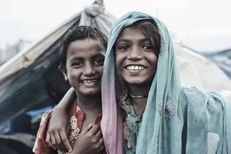 Porträt eines Mädchens aus Kathmandu, das freundlich in die Kamera schaut