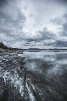 Fotokunst von Christian Göran: ruhige Dämmerung über einem See mit Bergen und Steinen