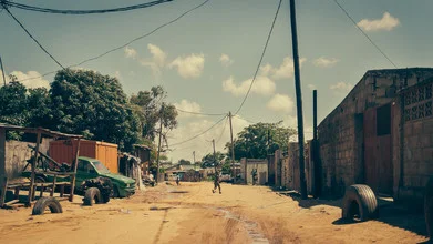 Fotokunst von Dennis Wehrmann: lebhafte Straßenansicht aus Mafalala, Maputo