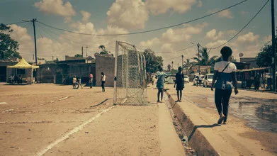 Fotokunst von Dennis Wehrmann: Straßenszene im Township Mafalala, Maputo, Mosambik.