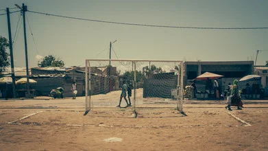 Fotokunst von Dennis Wehrmann: lebendige Straßenszene im Township Mafalala, Maputo.