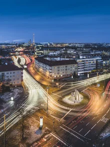 Rathenauplatz in Berlin at night with colorful light trails and an urban atmosphere.