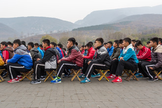 Arno Simons, Kung-Fu Schüler beim Appell vorm Shaolin Tempel