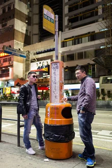 Fotokunst von Arno Simons: Männer unter einer Bushaltestelle in Hongkong