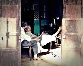 Fröhliche Unterhaltungsszene mit einem Friseur in Vietnam