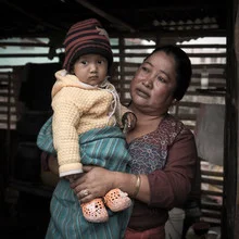 Fotokunst von Barbara Flesch: lächelndes Kind mit Tante in Nepal, warmes und liebevolles Ambiente