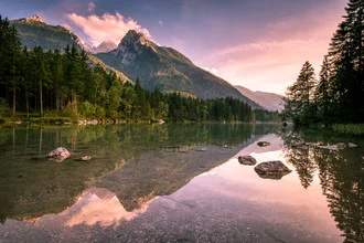 Fotokunst von Stefan Schurr: ruhige Landschaft am Hintersee bei Sonnenuntergang