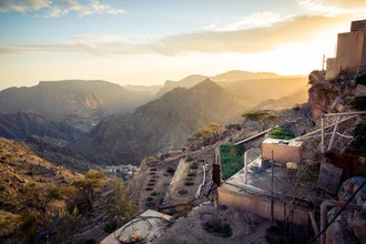 Fotokunst von Eva Stadler: Blick auf das Dorf im Oman bei Sonnenuntergang