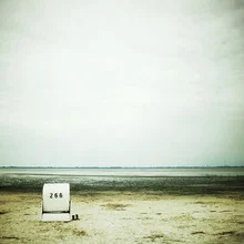 Fotokunst von Manuela Deigert: melancholische Nordseeküste mit Gummistiefeln