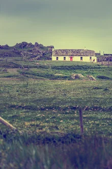 Fotokunst von Eva Stadler: Ein irisches Cottage mit roter Tür in einer grünen Landschaft.