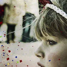 Fotokunst von Ambra A: Mädchen mit buntem Konfetti im Portrait-Stil.