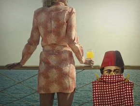 Fotokunst von Ambra A: Frau im roten Kleid am Meer, Sonne strahlt auf die Wellen.