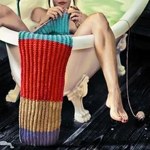 Fotokunst von Ambra A: Frau strickt entspannt in einer Badewanne mit einem Schal.