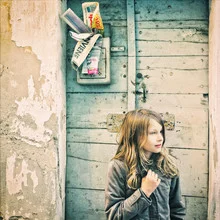 Fotokunst von Ambra A: Mädchen mit Zeitung draußen in der Natur