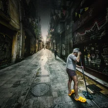 Fotokunst von Ambra A: Mann in gelben Crocs auf einer urbanen Straße in Barcelona.