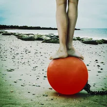 Fotokunst von Ambra A: entspannte Beine am Strand, sanfte Wellen im Hintergrund