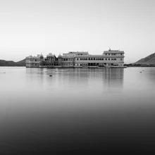 Fotokunst von Sebastian Rost: Wasserpalast in Udaipur, sanfte Farben und ruhige Stimmung.