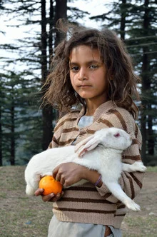 Photo art by Fotosas Photography: portrait of a curious village girl with a rabbit