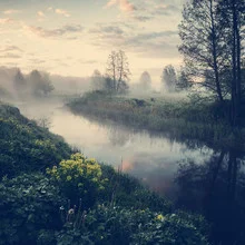 Fotokunst von Franz Sussbauer: ruhiger Fluss im Morgennebel in Polen