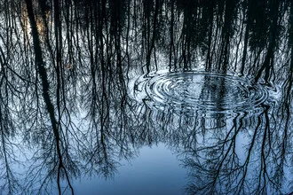 Fotokunst von Björn Groß: Stein, der sanft ins Wasser sinkt, ruhige Stimmung.