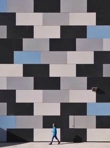 Roc Isern, When people match walls (Spain, Europe)