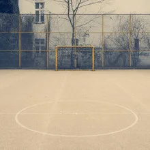 Fotokunst von Franz Sussbauer: Fußball auf einem Bolzplatz in Deutschland