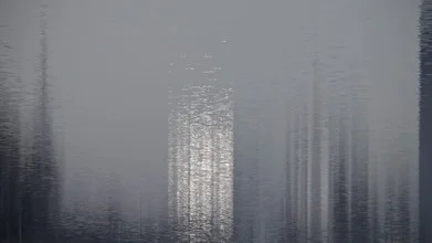 Fotokunst von Christine Barth: Skyline der Donaucity mit sanften Wasserreflexionen.