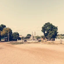 Fotokunst von Franz Sussbauer: Fußballspiel vor Pagoden in Bagan, Myanmar.