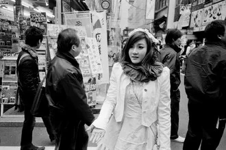 Fotokunst von Jim Delcid: bunte Lichter und geschäftige Straßen in Tokio