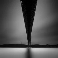 Fotokunst von Christian Janik: Brücke Ponte 25 de Abril in Lissabon bei Nacht