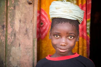 Porträt eines lächelnden Jungen aus Sierra Leone, natürliche Umgebung, fröhliche Stimmung.