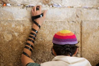Fotokunst von Miro May: Menschen am Kotel beim Gebet in Jerusalem.