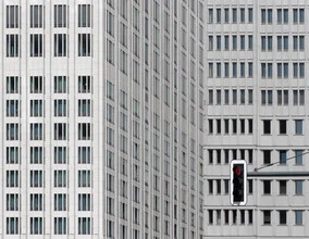 Photo art by Klaus Lenzen: red traffic light in an urban setting