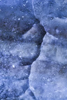 Fotokunst von Sebastian Worm: detailreiche Aufnahme einer frostigen Eistruktur