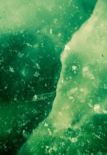 Fotokunst von Sebastian Worm: Detailaufnahme von gefrorenem Eis mit bunten Kristallen.