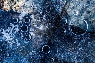 Fotokunst von Sebastian Worm: detaillierte Eiskunst mit frostiger Struktur