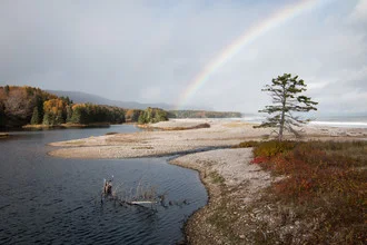Wunderschöner Küstenblick mit Regenbogen in Cabot Shores, Kanada.