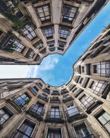 Fotokunst von Roc Isern: minimalistische Stadtszene mit Blick in den Himmel