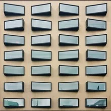 Fotokunst von Roc Isern: urbane Fassade mit Fenster und geometrischem Muster
