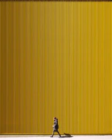 Fotokunst von Roc Isern: Gelbe Fassade eines urbanen Gebäudes in Barcelona