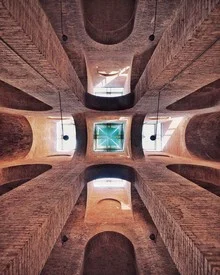 Fotokunst von Roc Isern: Blick auf ein lichtdurchflutetes Bibliotheksgebäude