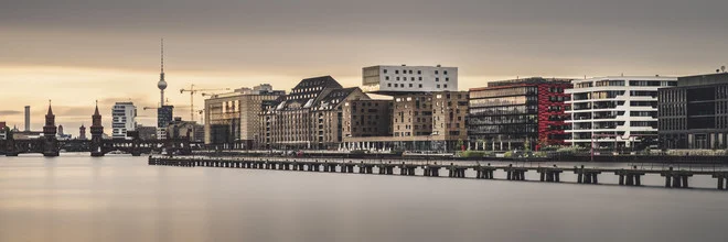Berliner Osthafen bei Sonnenuntergang, sanfte Farben spiegeln sich im Wasser